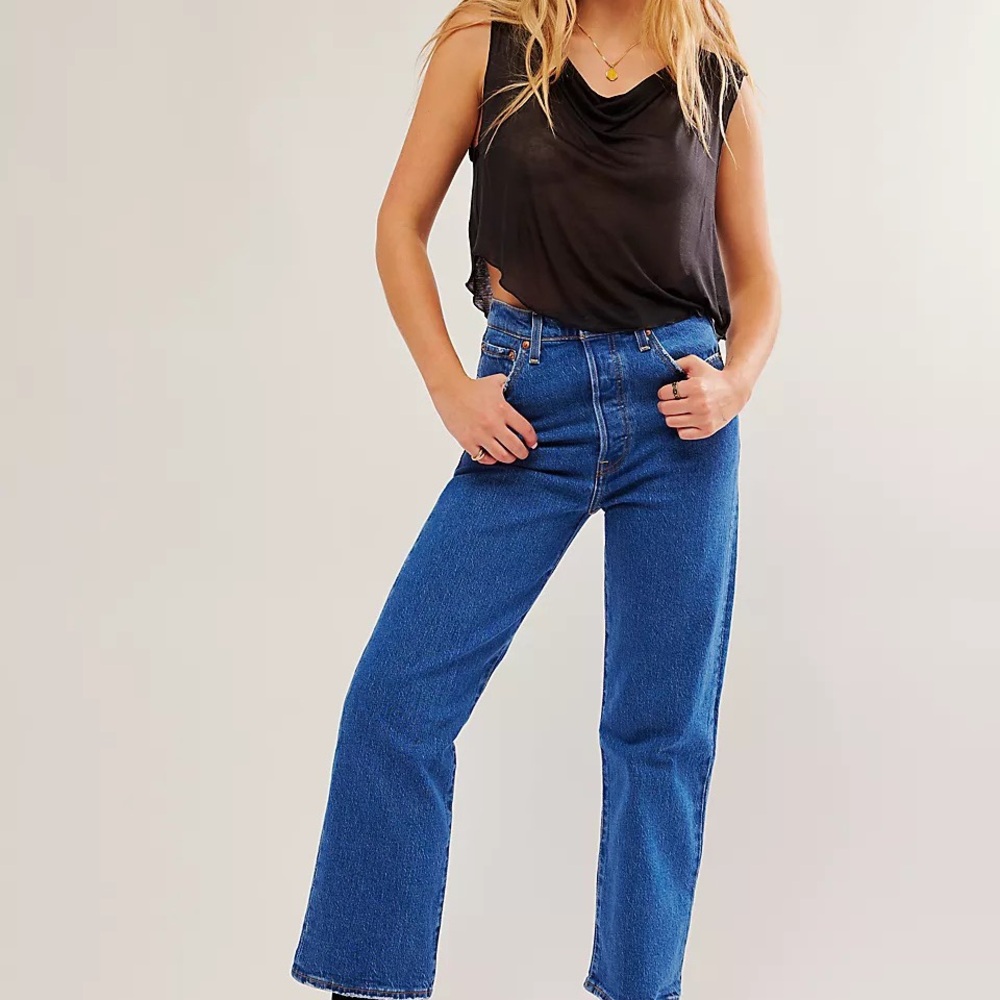 Levi's Ribcage Straight Ankle Jeans
Comfy size 26, high waisted.